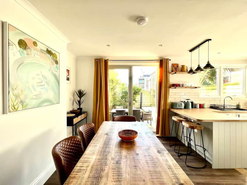 Dining Area and Breakfast Bar