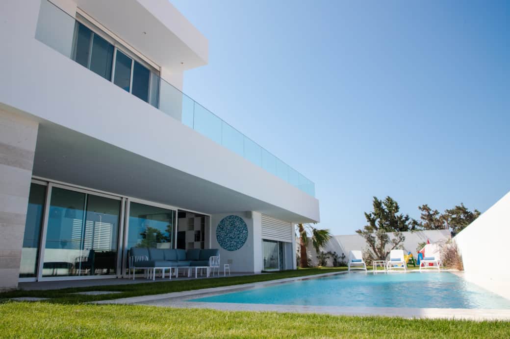 Espace de vie ouvert sur la piscine