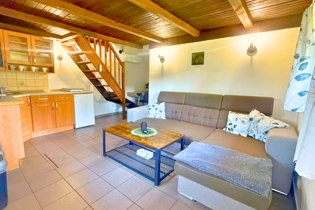 Spodní patro - Gauč