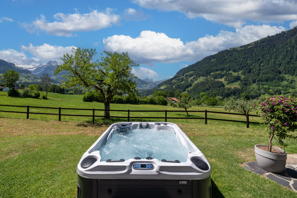 Our 24/7 outdoor jacuzzi offers total privacy and unobstructed, panoramic mountain views.