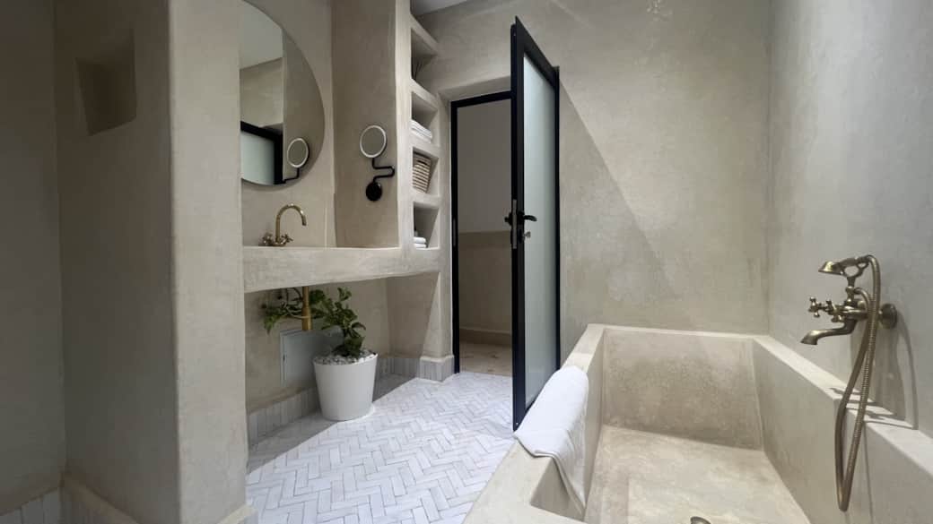 !chambre d´or bathroom from toilet4