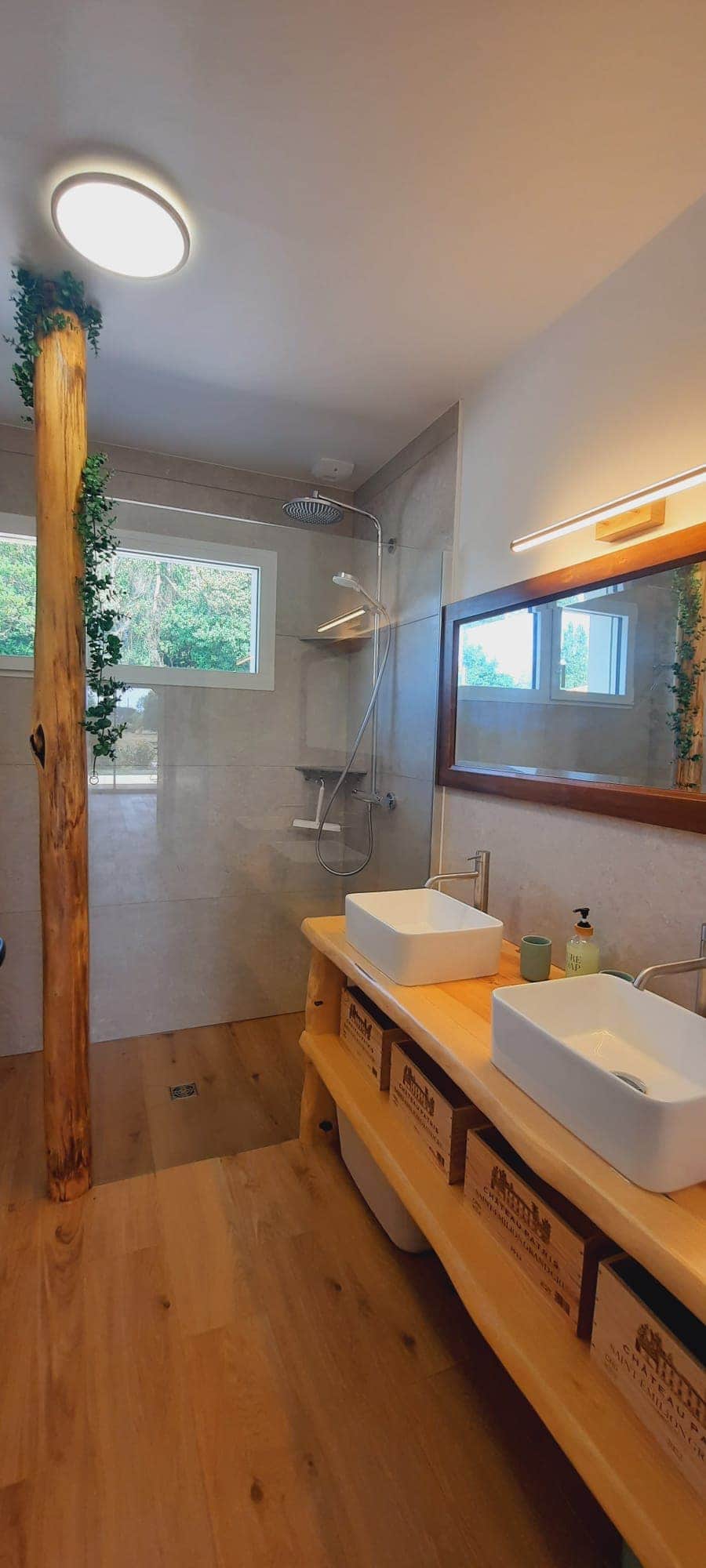 Salle d'eau principale avec sa douche à l'italienne, sa double vasque et son WC supplémentaire