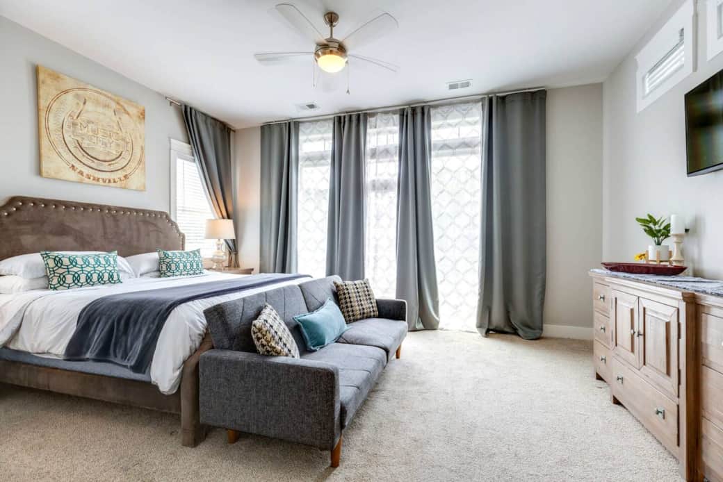 Soaring ceilings and floor to ceiling windows! 