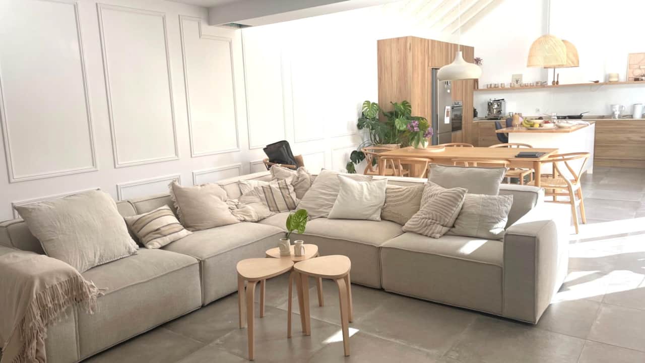 Livingroom_and_open_kitchen