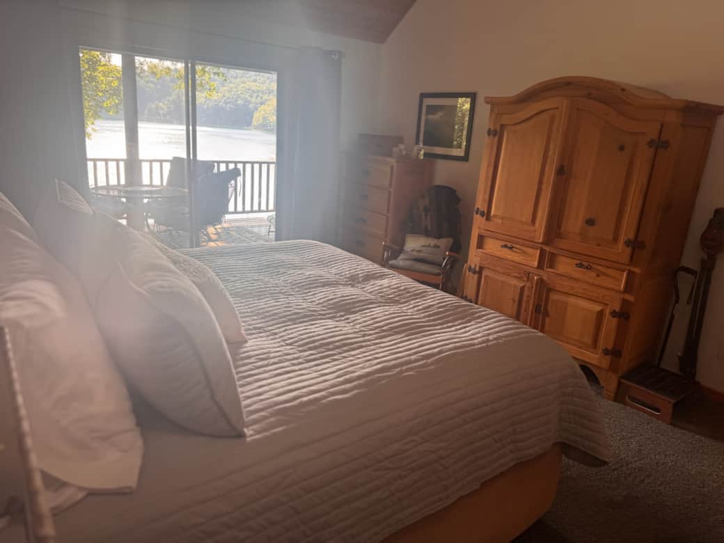 Master Suite - Opens to porch and lakeviews
