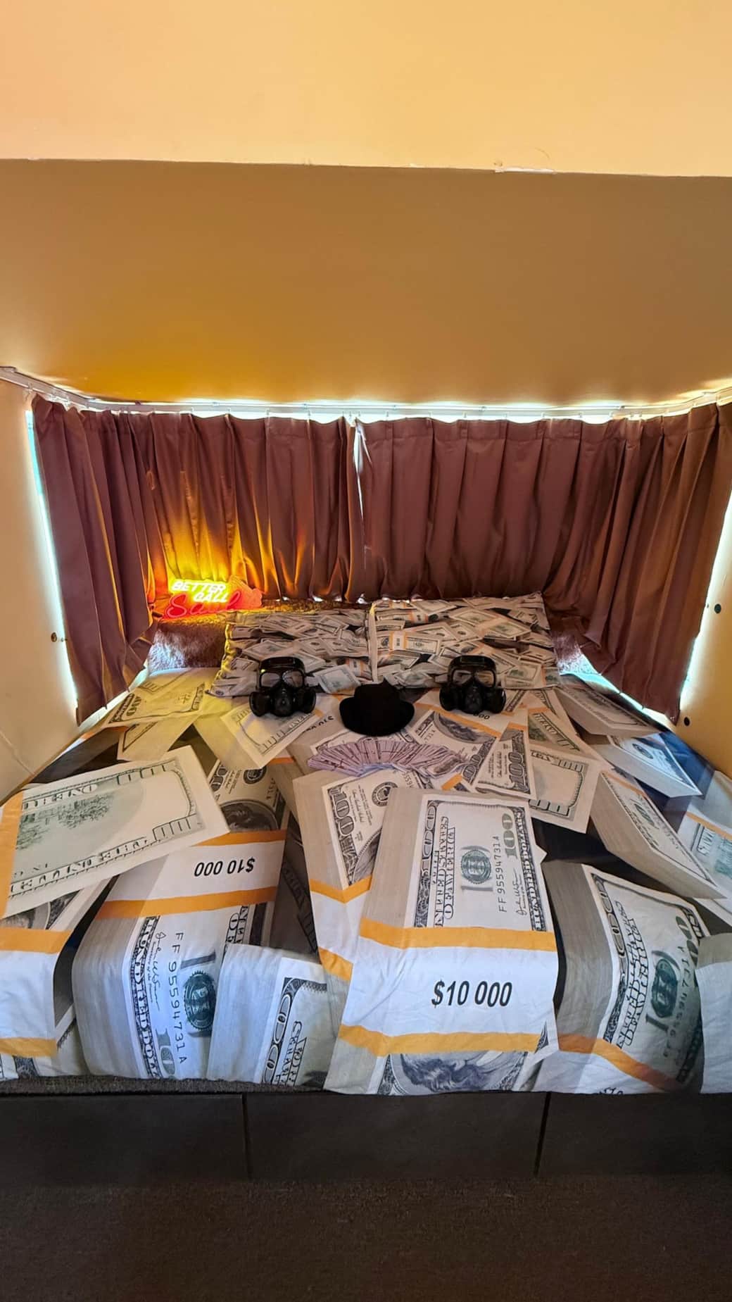 Cama queen con sabanas temáticas. 