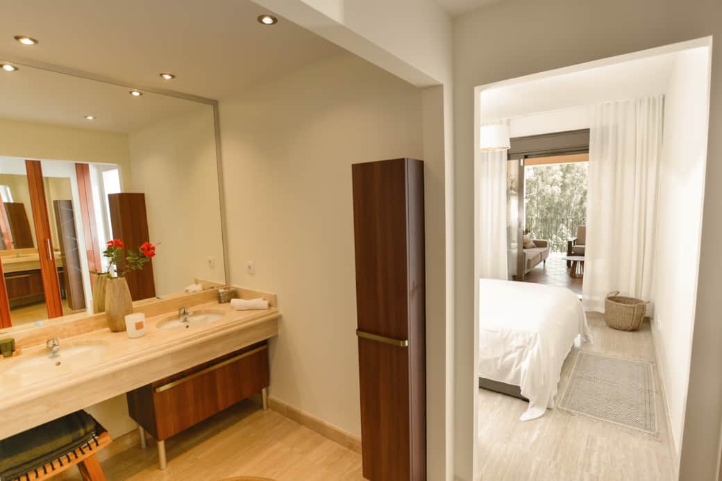 Master bedroom double bathroom with hydromassage bathtub and shower Master bedroom double bathroom with hydromassage bathtub and shower
