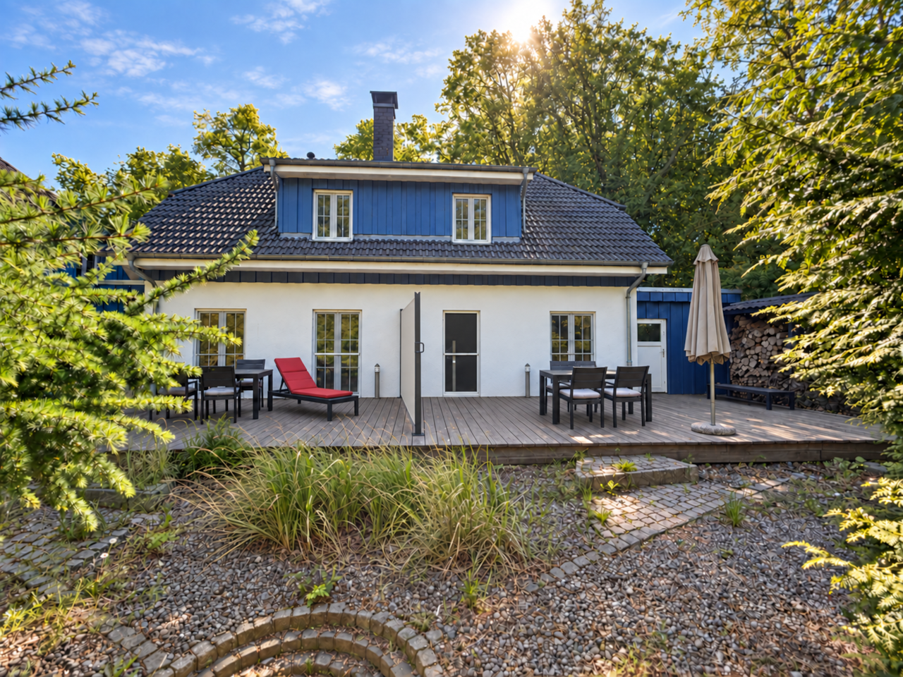 Doppelhaus von hinten mit Terrasse