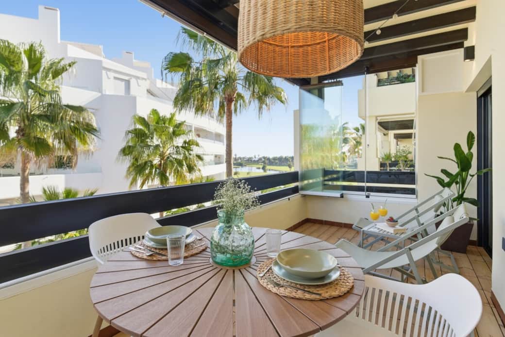 Una terraza rodeada de palmeras y armonía. Perfecta para desayunar al sol, brindar al atardecer o simplemente sentir que estás en tu propio paraíso