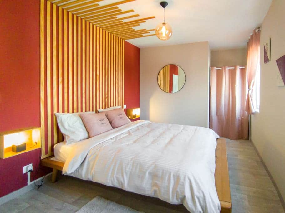 Das Schlafzimmer und sein Queen-Size-Bett Das Schlafzimmer und sein Queen-Size-Bett