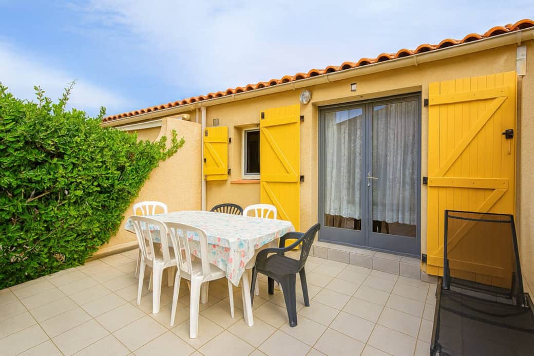 Terrasse privative ensoleillée, idéale pour les repas en plein air et les moments de détente 