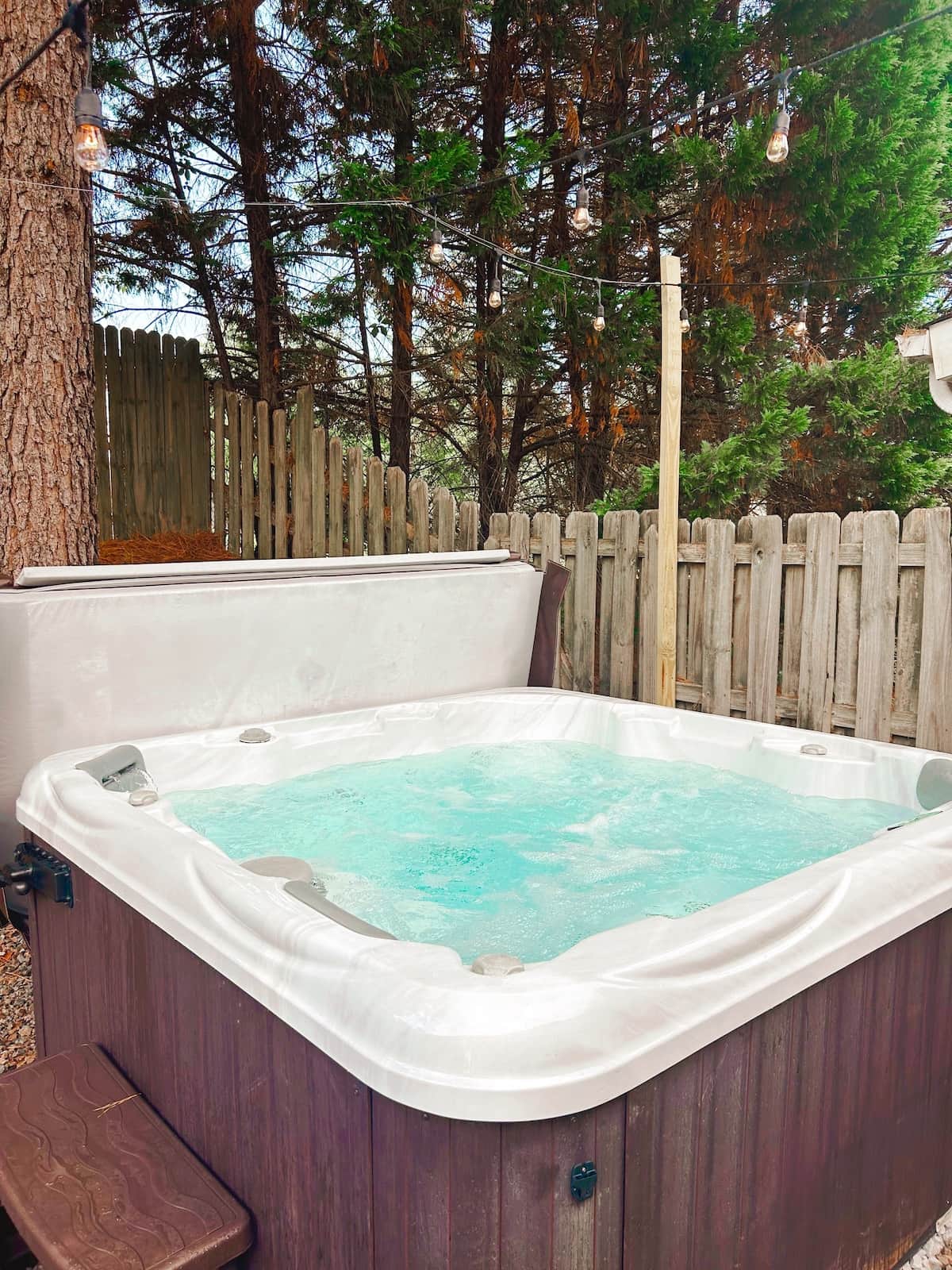 Luxury 4 persons hot tub  for your enjoyment located on the serene and spacious  back yard under majestic  pine trees!  Please follow all the rules and instructions provided on the Airbnb app  prior  usage!