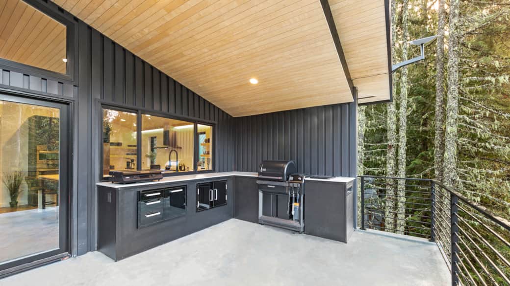 RAVN HAUS - Canopy - Covered Treetop Patio Traeger Timberline Grill Starlink Internet Satalite _ VRB RAVN HAUS - Canopy - Covered Treetop Patio Traeger Timberline Grill Starlink Internet Satalite _ VRB