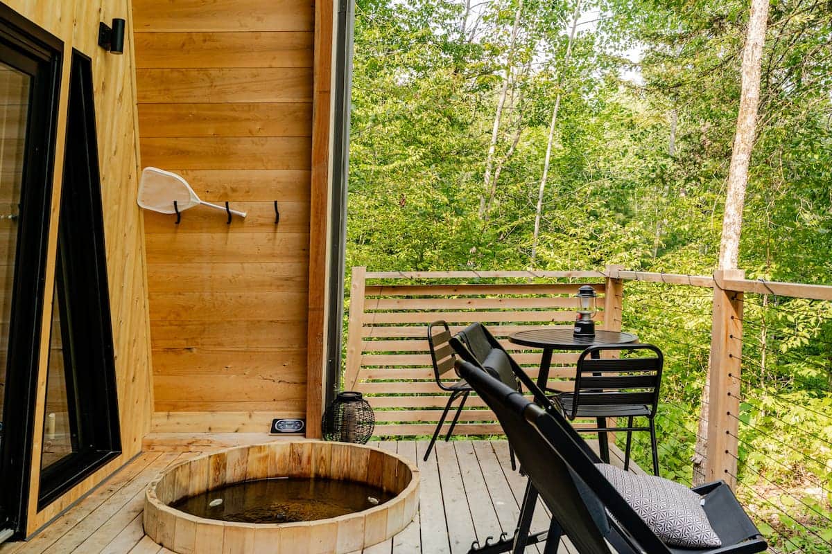 Spa en cèdre — un rituel parfait après une journée dehors.