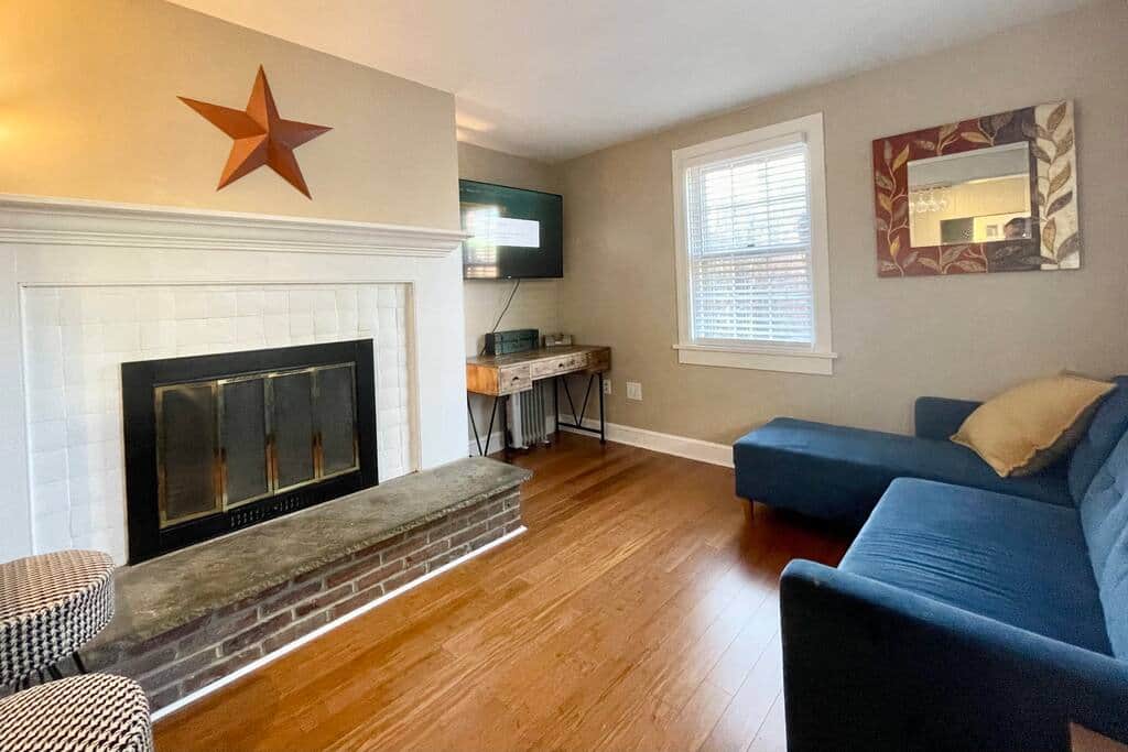 LIVING ROOM W/ CONVERTIBLE COUCH