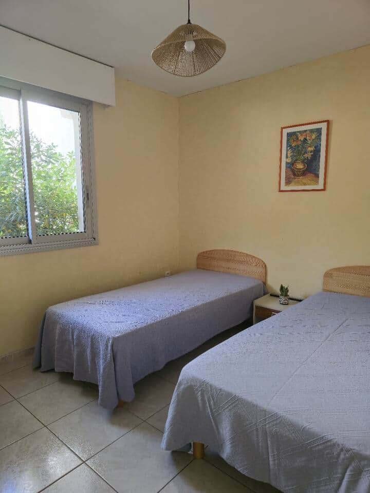 Chambre confortable avec deux lits simples et vue sur le jardin. Chambre confortable avec deux lits simples et vue sur le jardin.
