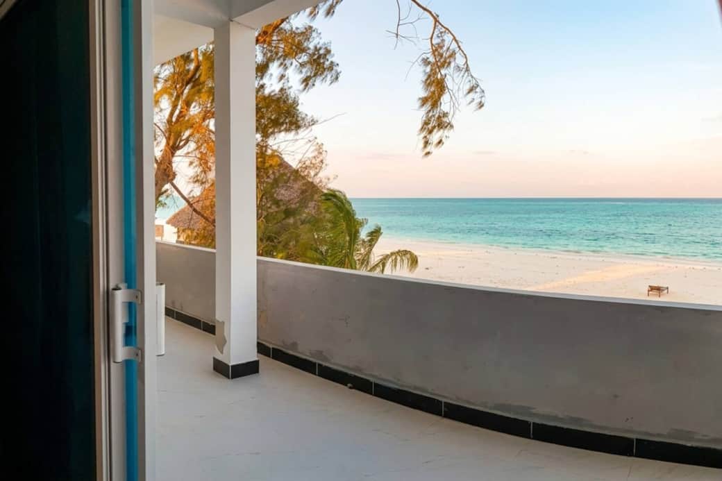 Breathtaking beach views await. This private balcony offers a peaceful spot to watch the tide or soak in the golden hour glow over the turquoise sea.✨
Breathtaking beach views await. This private balcony offers a peaceful spot to watch the tide or soak in the golden hour glow over the turquoise sea.✨