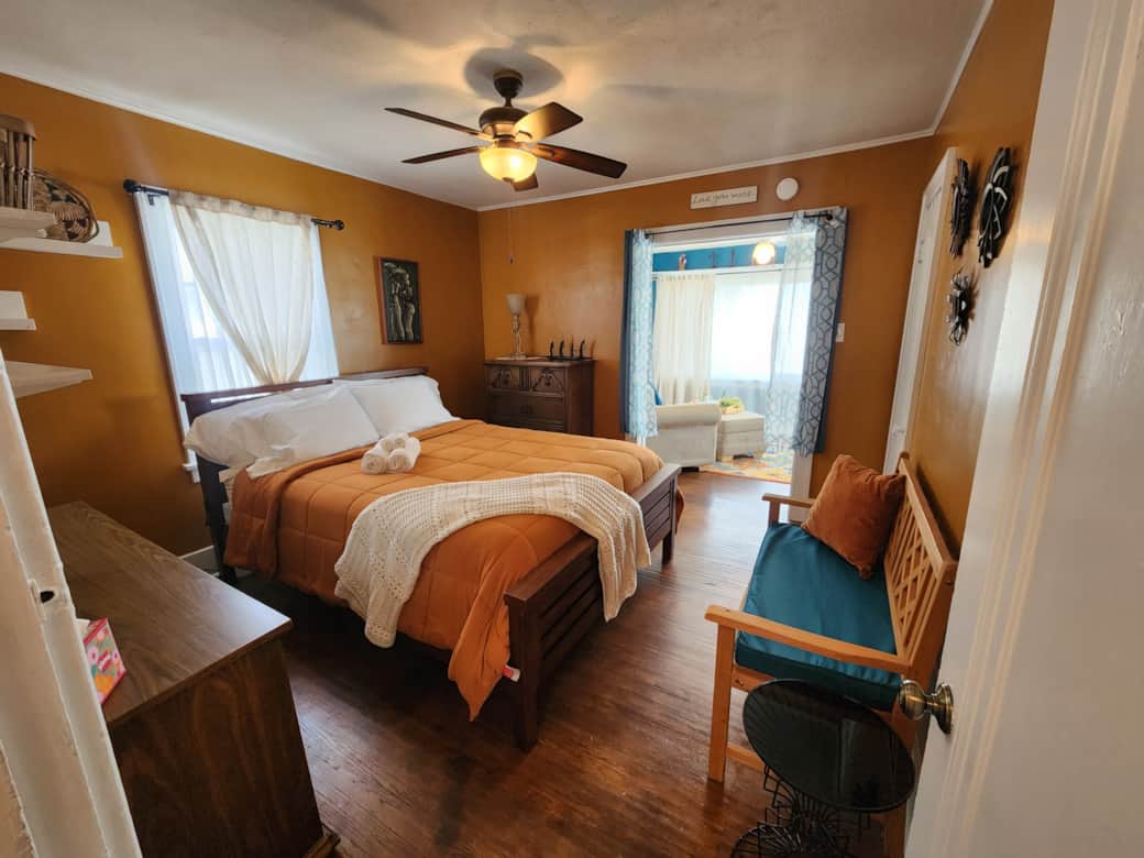 Bedroom 1 - Queen Bed Bedroom 1 - Queen Bed
