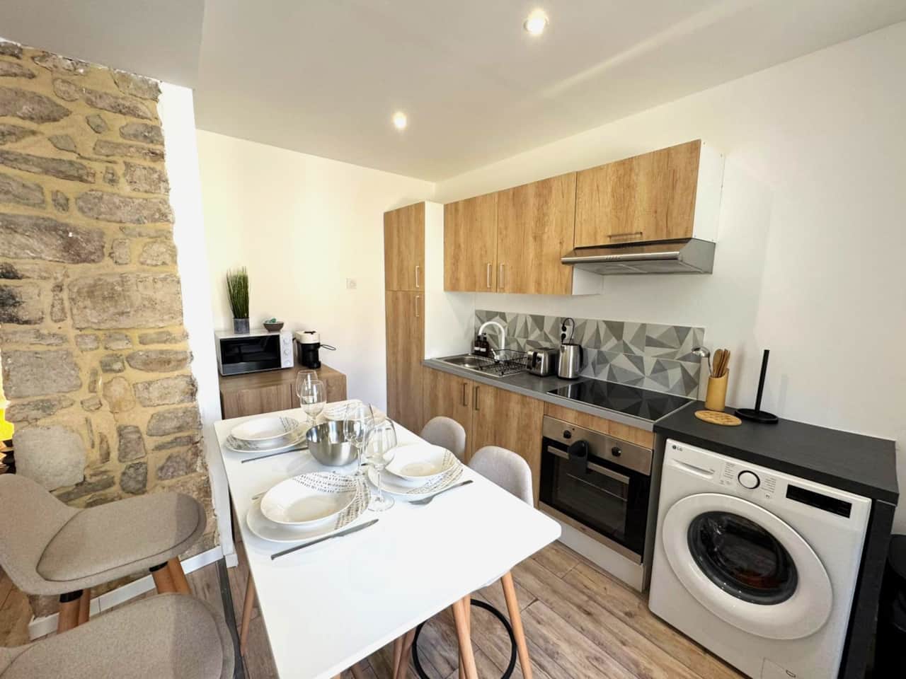 Kitchen, table, hob, oven, washing machine
