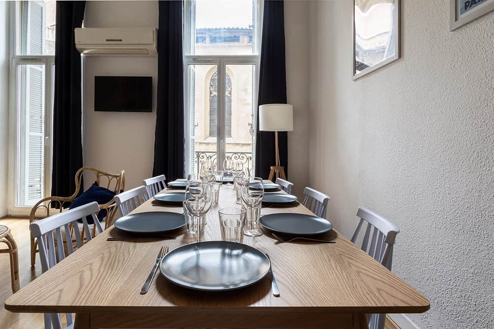 Grande table en bois 