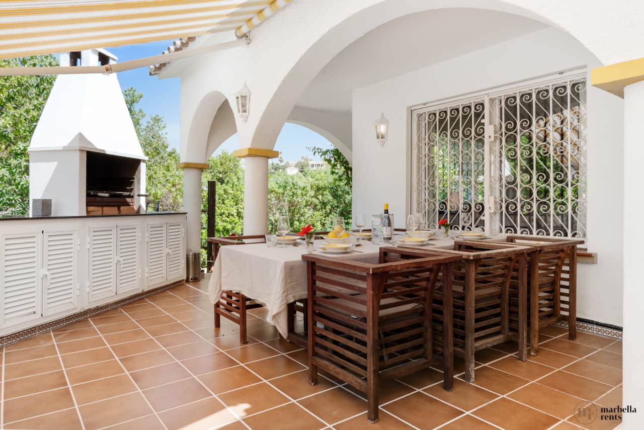 Outdoor dinning area.