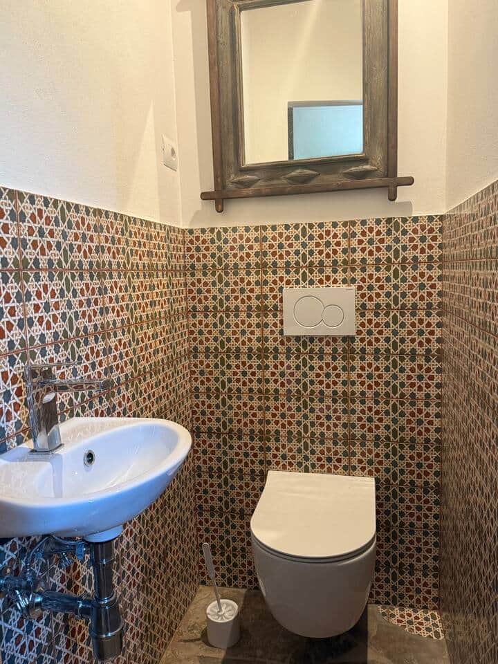 Il bagno di servizio, con lavamani e wc Il bagno di servizio, con lavamani e wc