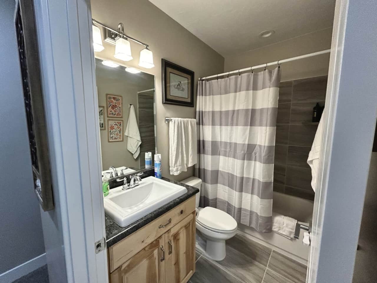 cedar-city-quilt-retreat-full-bathroom.jpg