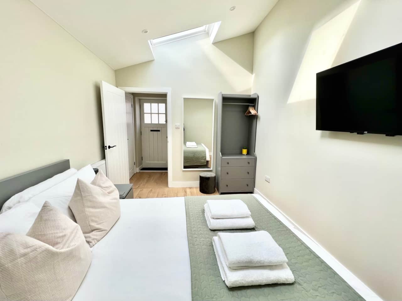 Bedroom with Kingsize Bed and Smart TV
