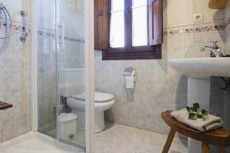 Baño con ducha. Planta principal