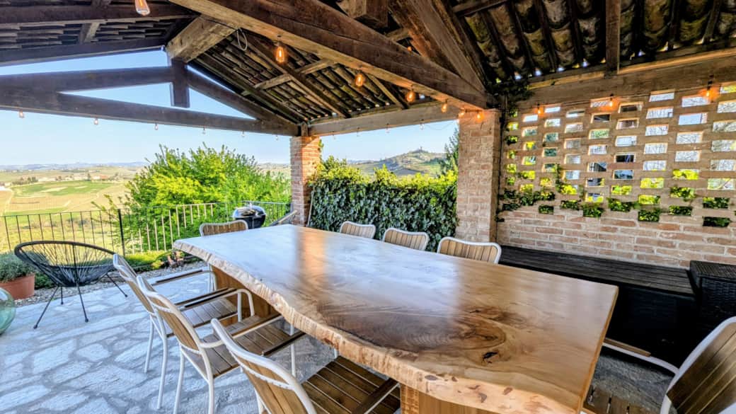 Outdoor dining area + kitchenette