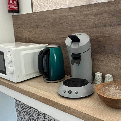 Petit électroménaagers à disposition, cafetière Senséo, micro-ondes, bouilloire, grille-pain...