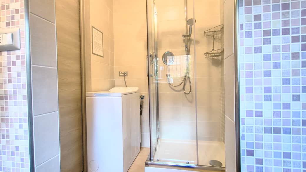 Bagno ensuite: lavatrice ad uso gratuito degli ospiti, doccia