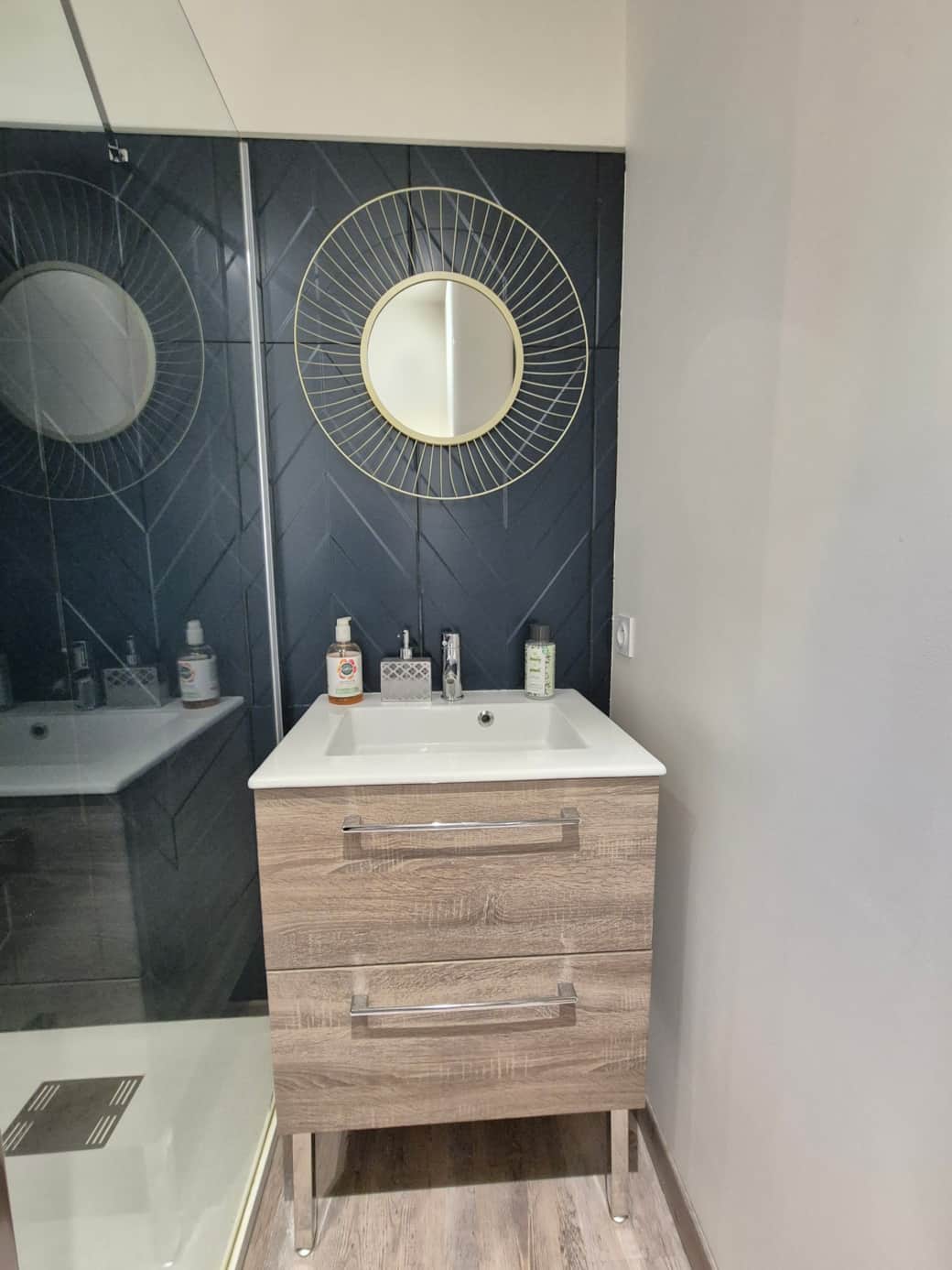 Salle de douche avec lavabo Salle de douche avec lavabo
