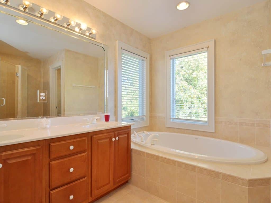 Queen Master Bedroom En Suite Spa Bathroom. Queen Master Bedroom En Suite Spa Bathroom.