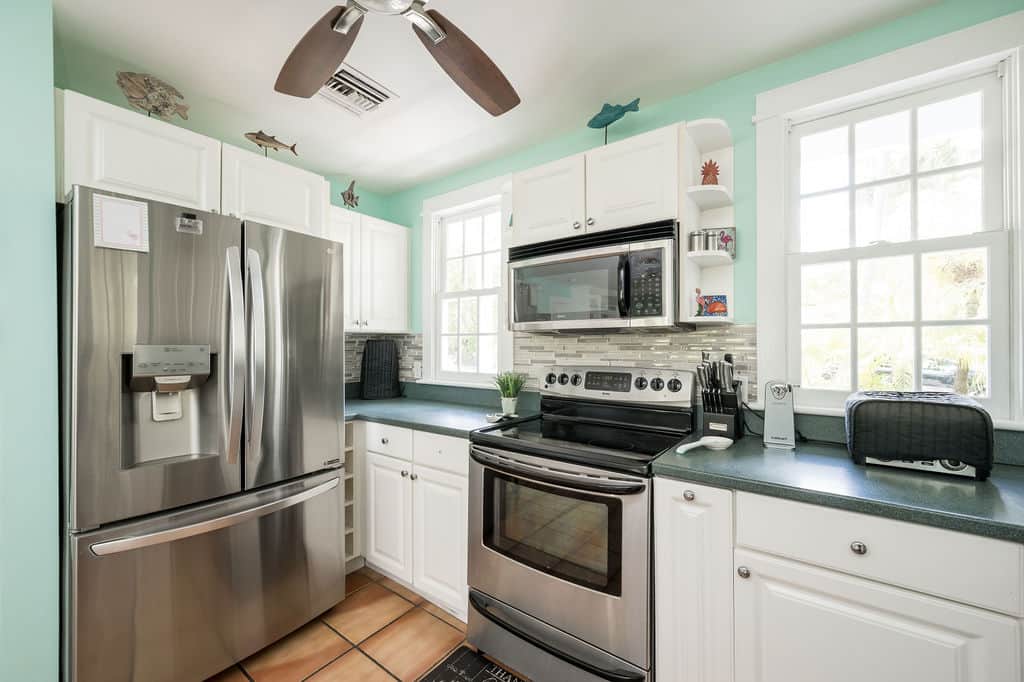 Kitchen W/ Stainless Applainces 