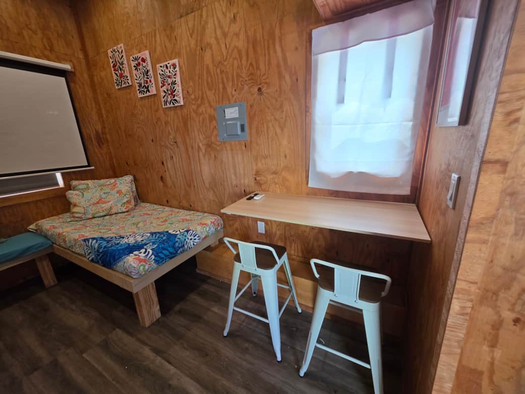 Convenient bartop with stools to grab a cool drink or a quick bite! Convenient bartop with stools to grab a cool drink or a quick bite!