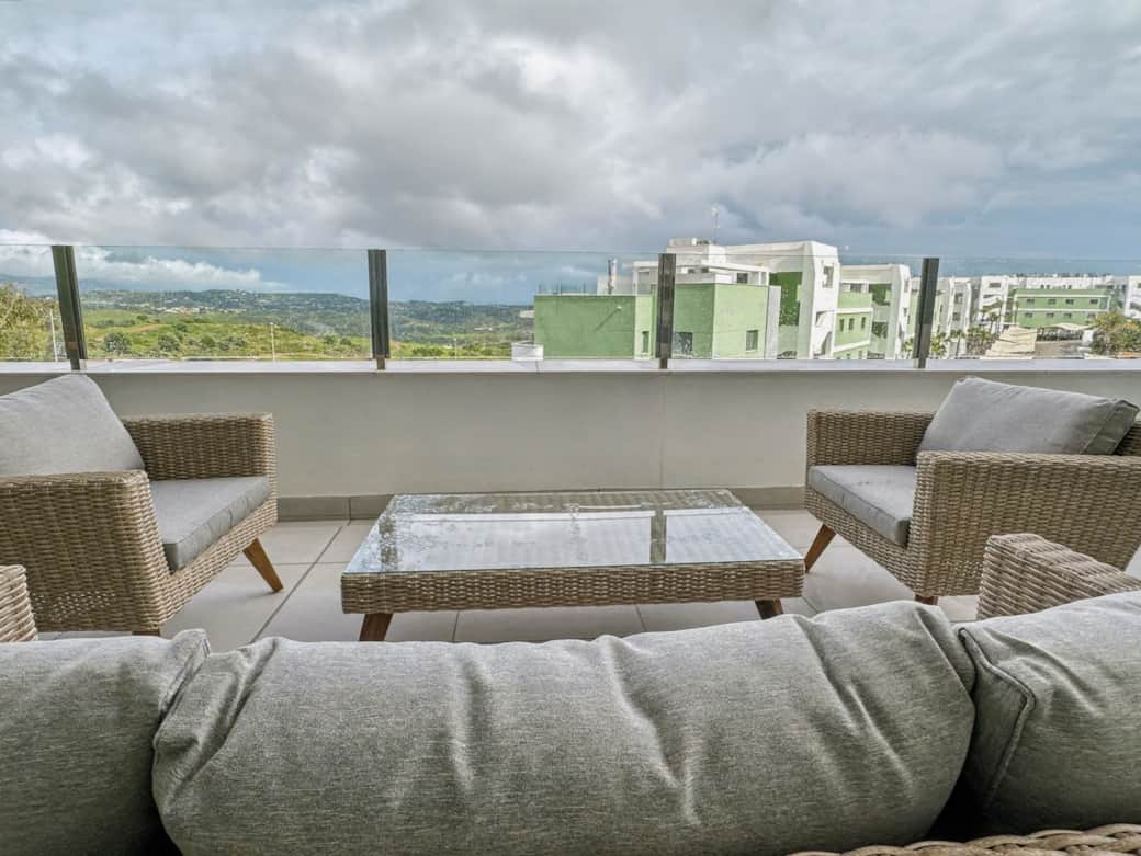 Take in the nice mountain and golfcourse views from the loungeset Take in the nice mountain and golfcourse views from the loungeset