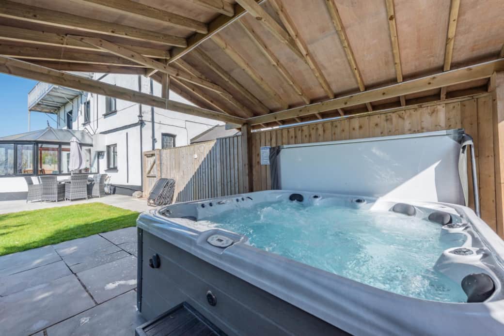 6 person hot tub, ambient lighting, bluetooth speakers