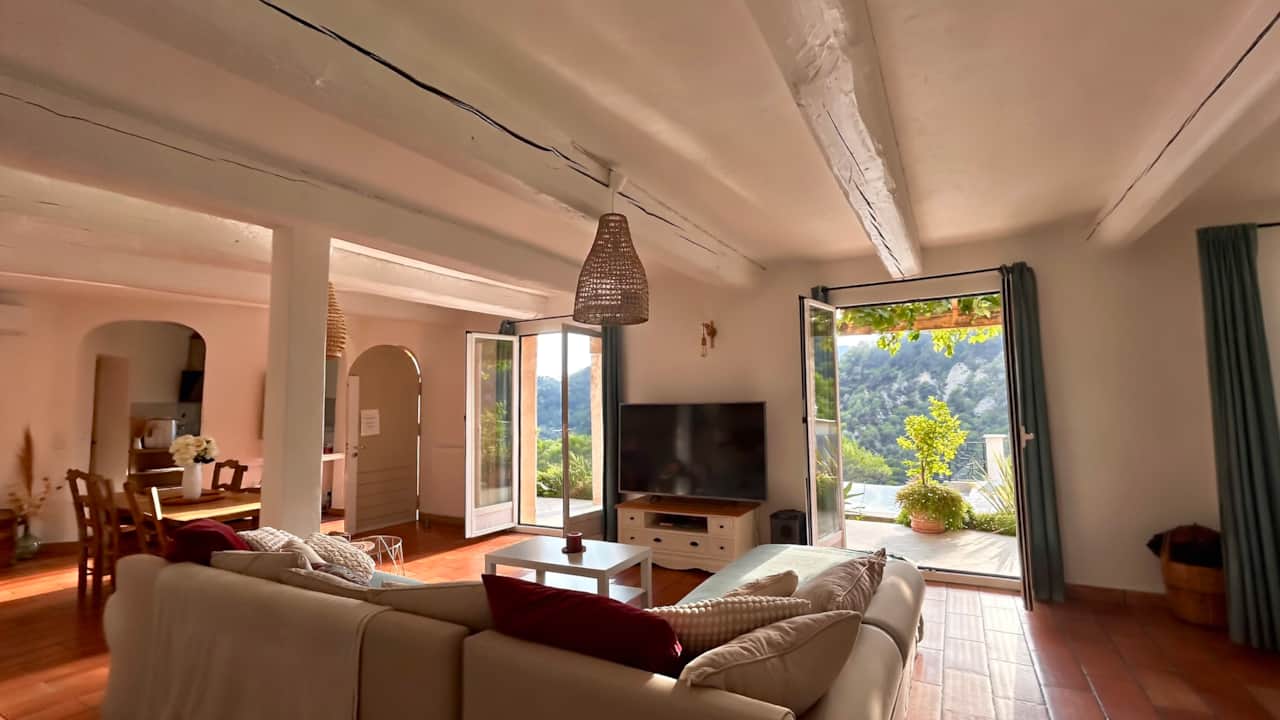 Salon avec vue sur la nature 