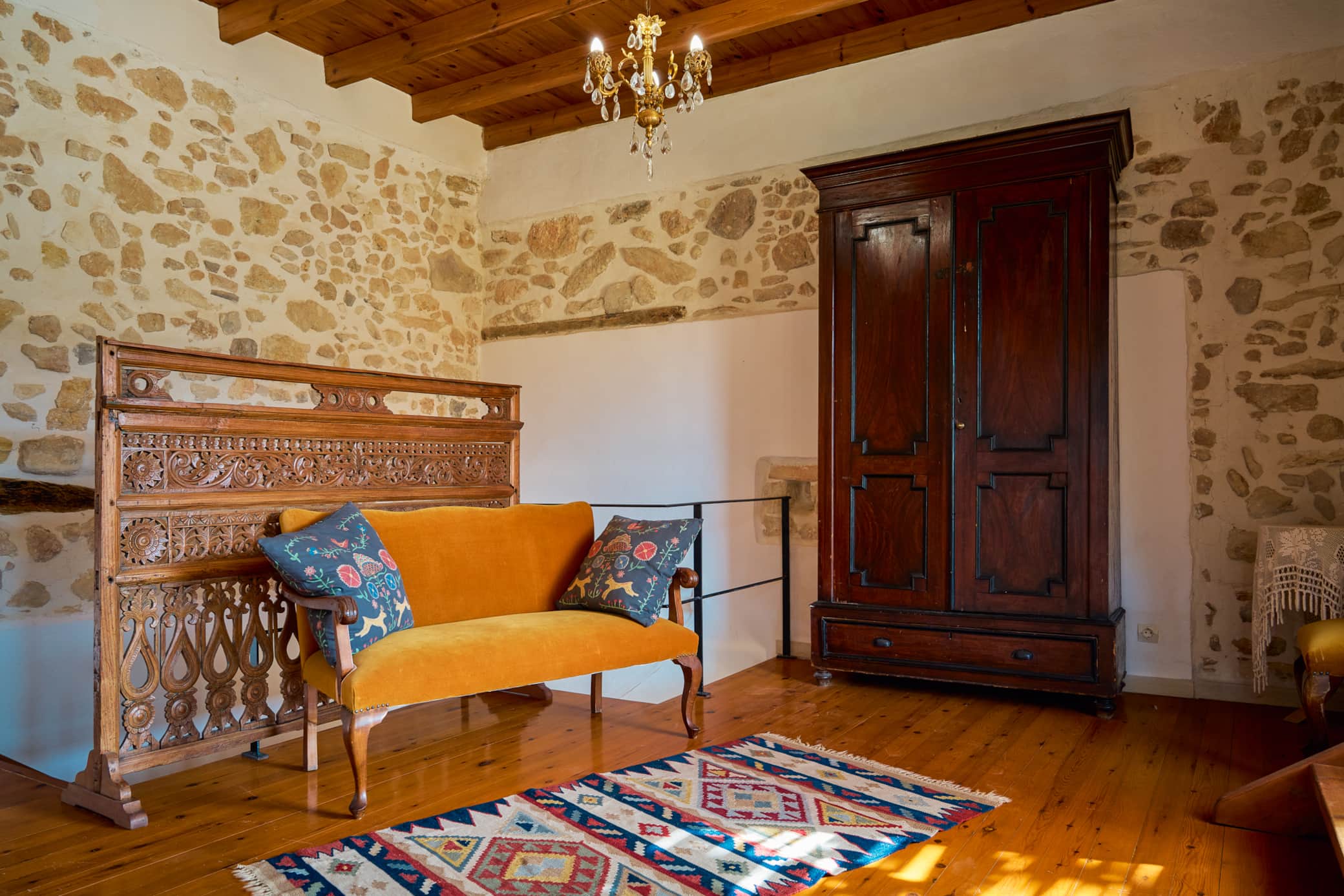 https://l.icdbcdn.com/oh/a37ef41d-fb1f-4f4e-8238-4667aac7964f.jpg?w=2080-97