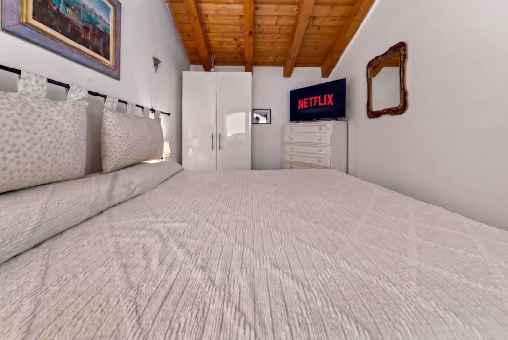 08 camera tv netflix