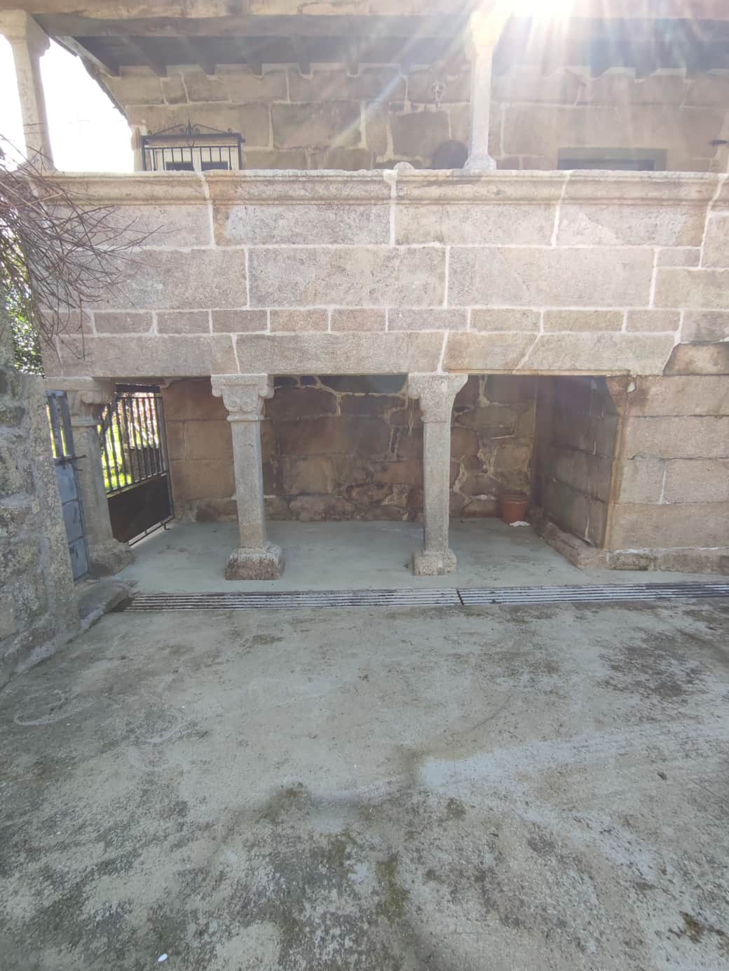 Soportal exterior con columnas y capiteles