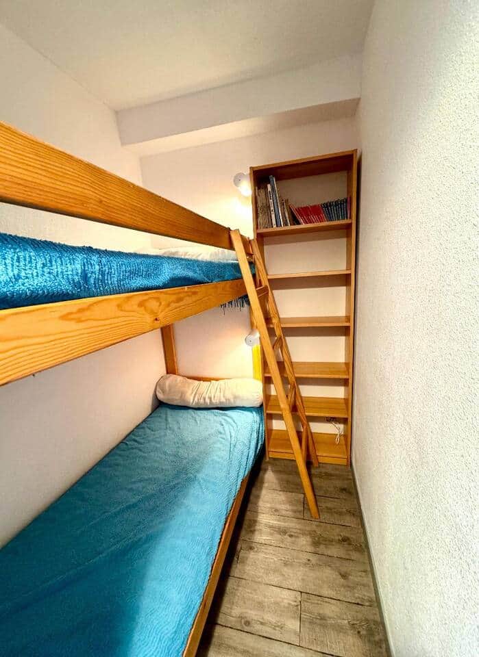Chambre avec lits superposés idéale pour les enfants ou amis, agrémentée d’une petite bibliothèque. Après une nuit reposante, rejoignez à pied la plage, le port animé, l’Allée des Pins festive et partez à la découverte de Collioure voisin.