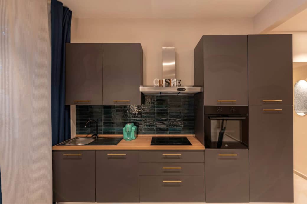 Cucina moderna attrezzata a Civitavecchia: ideale per preparare pasti per gruppi di 8 persone.