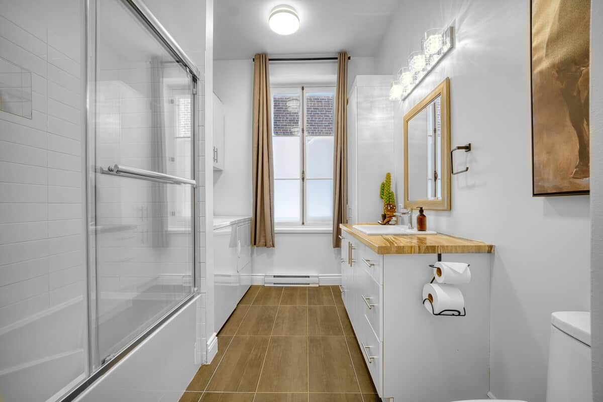 La salle de bain fonctionnelle est équipée d’une bain douche, d’un meuble-lavabo avec rangement et de serviettes fournies pour votre séjour. IncluslLaveuse et sècheuse.