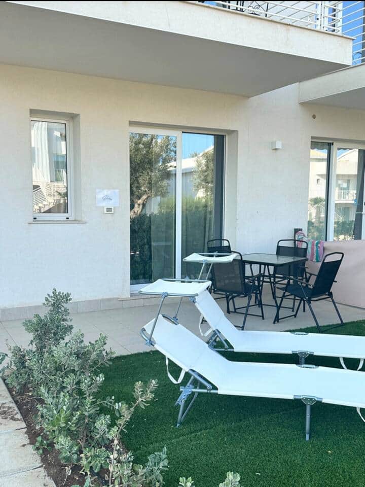 Ingresso della villetta con giardino privato per rilassarsi, leggere un libro o degustare una cena all’aria aperta.

