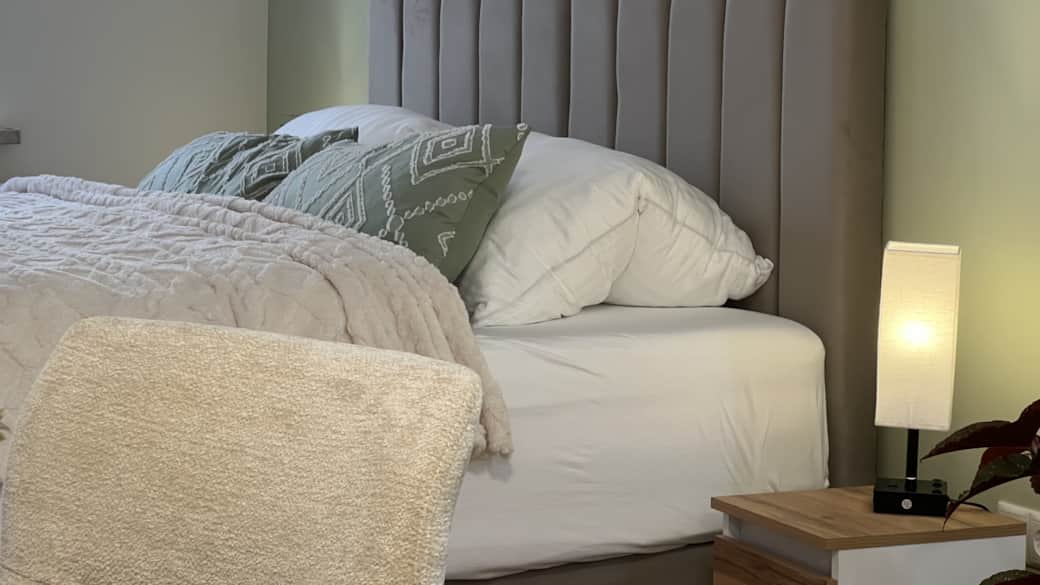 Nachttischlampe mit Ladefunktion