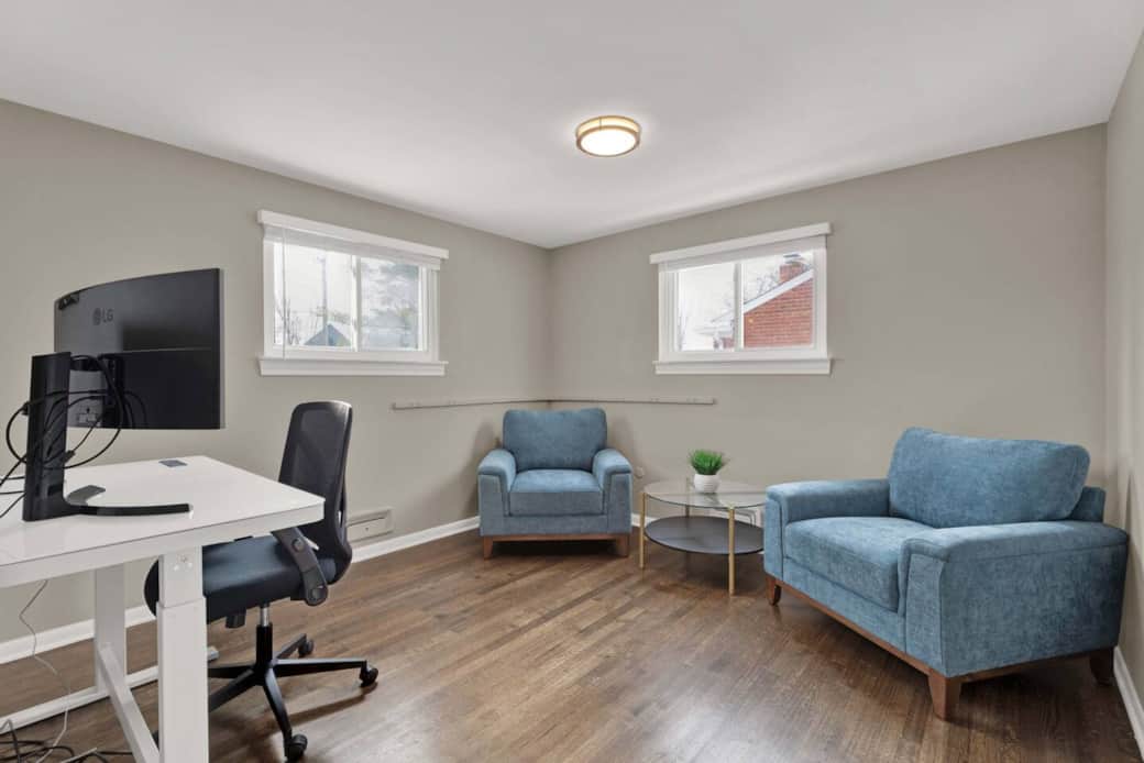 • Adjustable stand/sit desk
• Adjustable computer chair
• Computer monitor
• Docking station
• 2 club chairs
• 1 closet
⟬upper level⟭