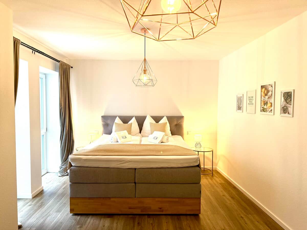 Beide Schlafzimmer sind mit hochwertigen King-Size-Boxspringbetten ausgestattet und sorgen, gemeinsam mit feinster Hotelbettwäsche, für erholsamen Schlaf.
Im rechten, größeren Schlafzimmer steht dir zudem ein Schreibtisch zur Verfügung.
