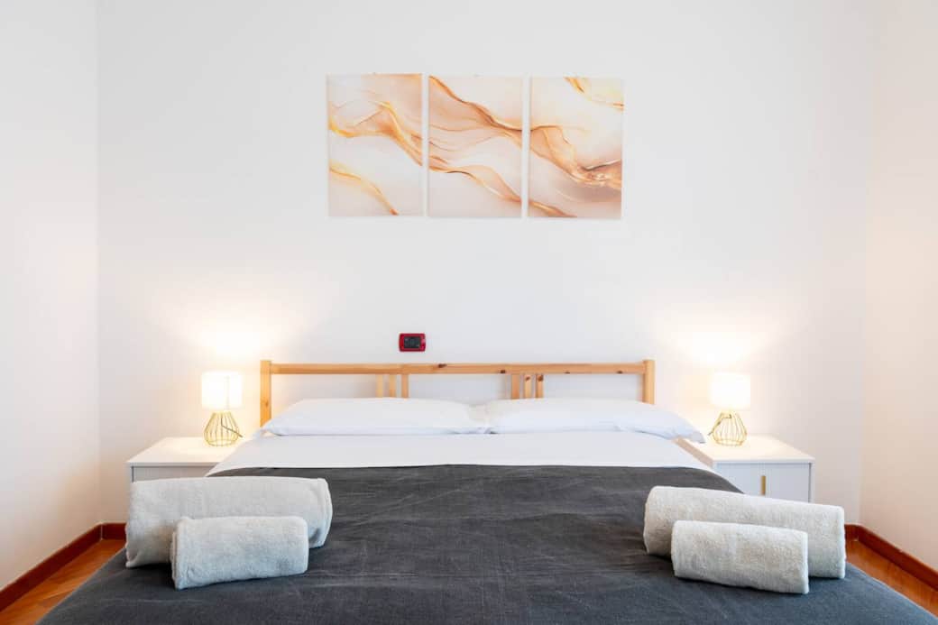 Camera 2, accogliente con letto matrimoniale e appendiabiti